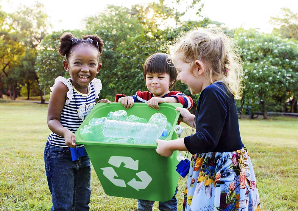 Enfants qui ramassent des bouteilles à recycler