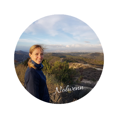 Photo de Nolwenn, la fondatrice de la marque Skiddis, avec un horizon sur des collines en plaine nature